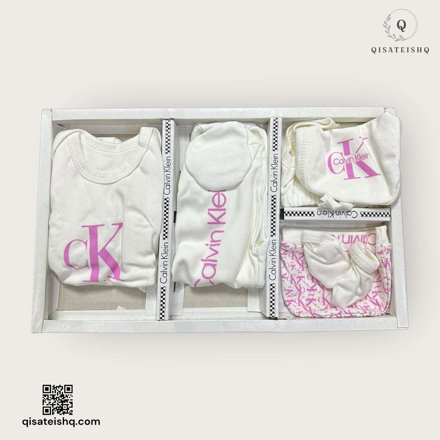 طقم ملابس أطفال حديثي الولادة بتصميم كالفن كلاين باللون الأبيض والوردي